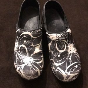 Sanita clogs black and white floral